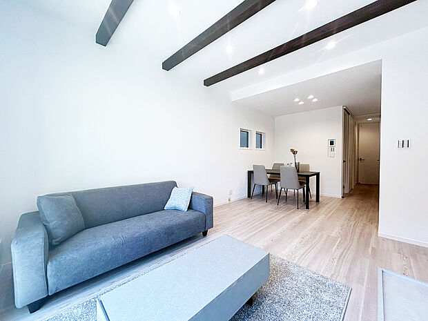 リビング　B号棟
■南向きのリビングには心地いい日差しが差し込みます
■4人掛けのダイニングセットを置いても横を通り抜けられるゆとりの幅