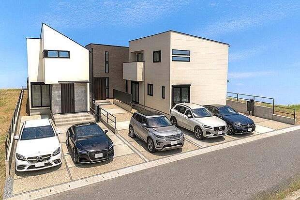 外観パース(左手前：C号棟　中央奥：B号棟　右：A号棟)※A号棟ご成約済み
3台駐車可！