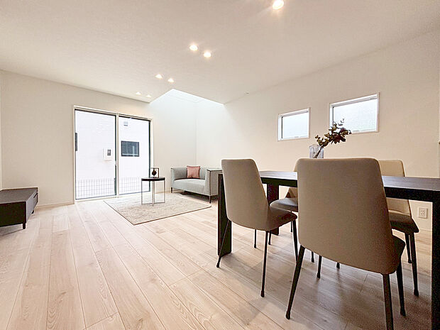 リビング　B号棟
■吹抜がリビングをより明るく開放的な空間に