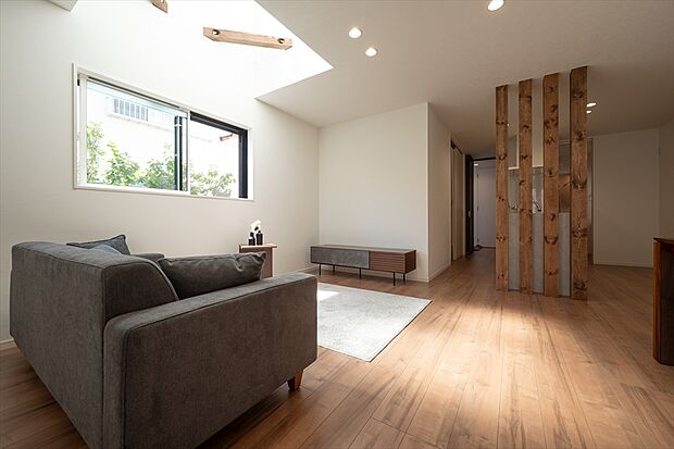 リビング　B号棟　同仕様写真
■空気を汚さず、ふく射熱で足元からポカポカと暖まる床暖房付き。
