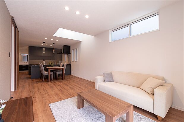 リビング A号棟
■空気を汚さず、ふく射熱で足元からポカポカと暖まる床暖房付き。