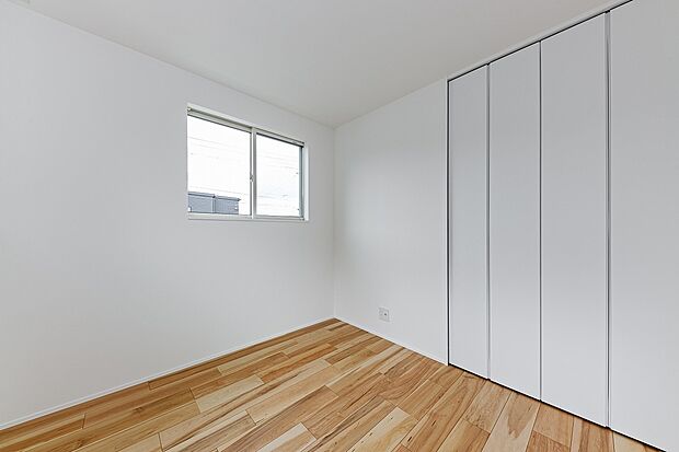 洋室　
■安全にも配慮。窓の位置を高くした子ども部屋。小さなお子様の転落を防ぎます。