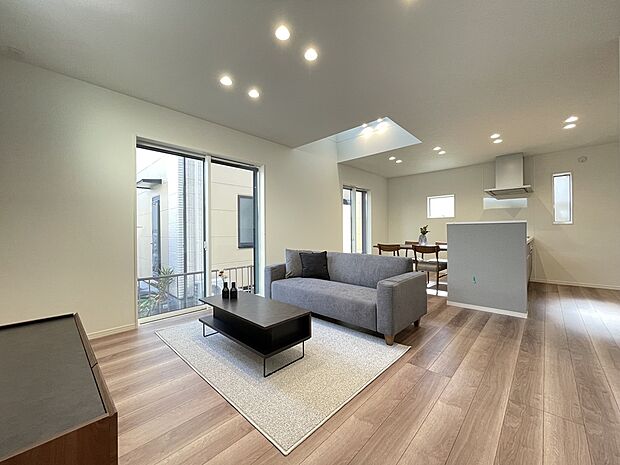 リビング
■南向きのリビングには心地いい日差しが差し込みます
■4人掛けのダイニングセットを置いても横を通り抜けられるゆとりの幅