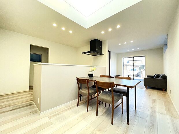 リビング
■南向きのリビングには心地いい日差しが差し込みます
■4人掛けのダイニングセットを置いても横を通り抜けられるゆとりの幅