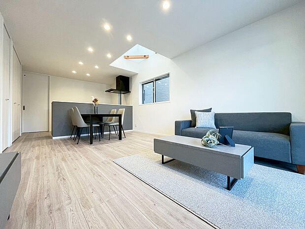 リビング　A号棟
■リビングを見渡せる対面式キッチンだからお子様がいても安心
