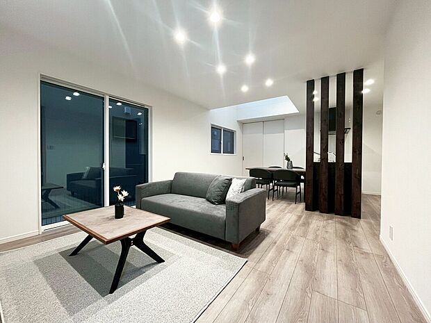 リビング　B号棟
■リビングを見渡せる対面式キッチンだからお子様がいても安心
■4人掛けのダイニングセットを置いても横を通り抜けられるゆとりの幅