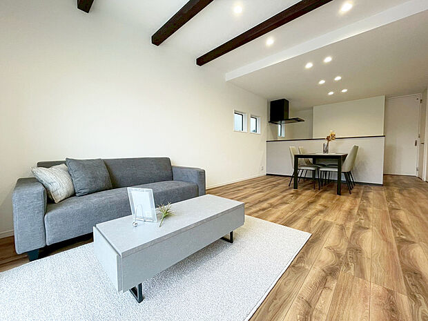 リビング　E号棟
■木肌の美しいあらわし梁がワンランク上の生活を演出
