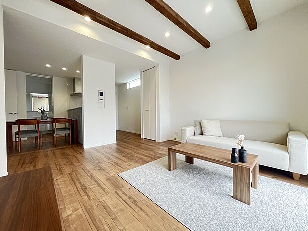 リビング　A号棟現地写真
■木肌の美しいあらわし梁がワンランク上の生活を演出