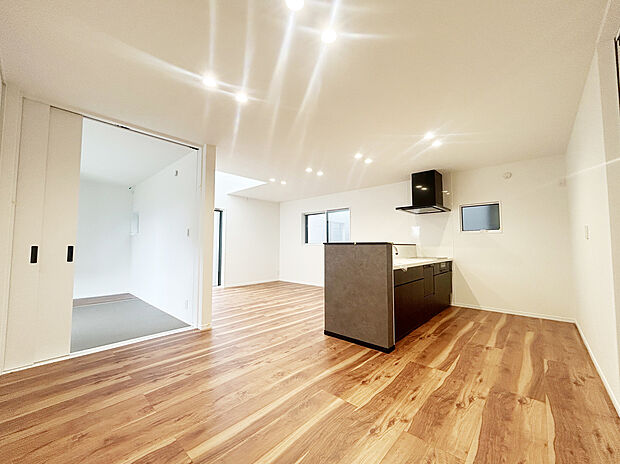 A号棟 リビング
ガス温水式床暖房を搭載し、空気の乾燥、汚すことなく冬場でも快適です。