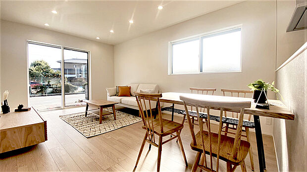 リビング　同仕様写真　B号棟
■空気を汚さず、ふく射熱で足元からポカポカと暖まる床暖房付き。