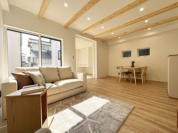 リビング 施工例
■木肌の美しいあらわし梁がワンランク上の生活を演出
■空気を汚さず、ふく射熱で足元からポカポカと暖まる床暖房付き。