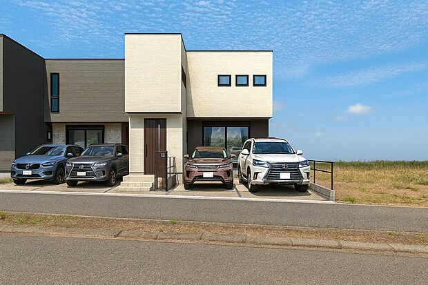 注文住宅から生まれたこだわりの住まい。アクセントのある外観、室内も洗練されたデザインで設計しています。間取りにもこだわり、目的ごとに分けられるよう収納スペースを各所に配置しています。
