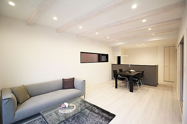 リビング　同仕様写真
■空気を汚さず、ふく射熱で足元からポカポカと暖まる床暖房付き。