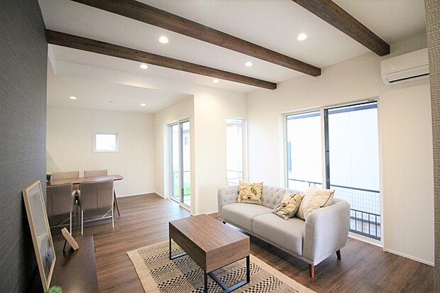 リビング 同仕様写真
■空気を汚さず、ふく射熱で足元からポカポカと暖まる床暖房付き。