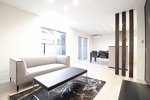 リビング　同仕様写真
■空気を汚さず、ふく射熱で足元からポカポカと暖まる床暖房付き。