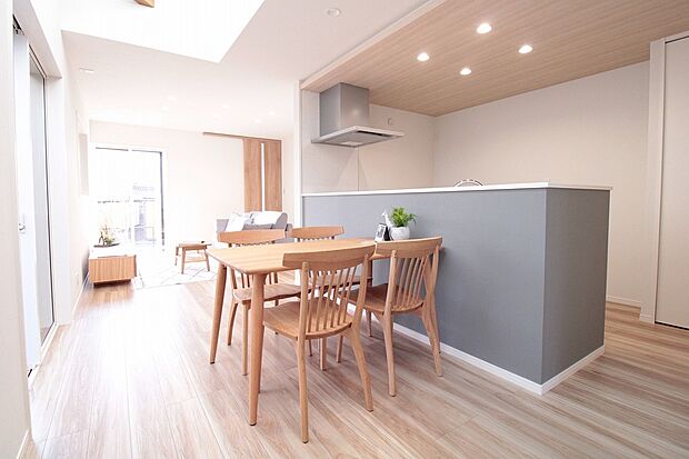 リビング　同一仕様
■リビングを見渡せる対面式キッチンだからお子様がいても安心