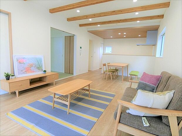 施工例：リビング　同仕様写真
■木肌の美しいあらわし梁がワンランク上の生活を演出
■4人掛けのダイニングセットを置いても横を通り抜けられるゆとりの幅