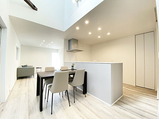 リビング　同仕様写真
■空気を汚さず、ふく射熱で足元からポカポカと暖まる床暖房付き