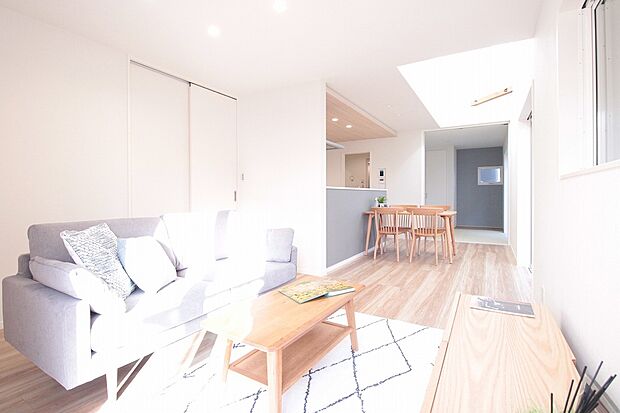 施工例:リビング 同仕様写真
■吹き抜けにより、リビングを明るく広く感じさせます
■4人掛けのダイニングセットを置いても横を通り抜けられるゆとりの幅