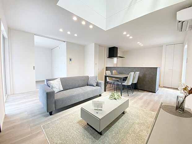 リビング B号棟 同仕様写真
■空気を汚さず、ふく射熱で足元からポカポカと暖まる床暖房付き。