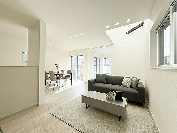 リビング施工例写真 天井が高く、優しい光が差し込む吹き抜けが開放的なくつろぎ空間を演出します!