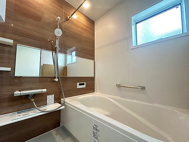 【浴室　施工例写真】■リクシル　システムバスルーム「AX」。フロアはスポンジが奥まで入り掃除がラクラク。また独自の断熱層を使用しているため冬場でも冷やっとしません。