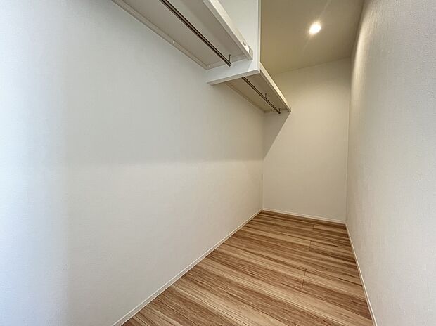 【WIC C号棟現地写真】■ゴルフバックやキャリーケースなど、大きなものの収納場所にも困りません。季節の家電や、布団、衣替えの衣類なども収納することができます。