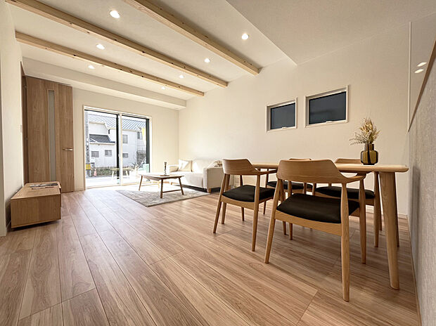 【リビング D号棟現地写真】■木肌の美しいあらわし梁がワンランク上の生活を演出
■空気を汚さず、ふく射熱で足元からポカポカと暖まる床暖房付き。