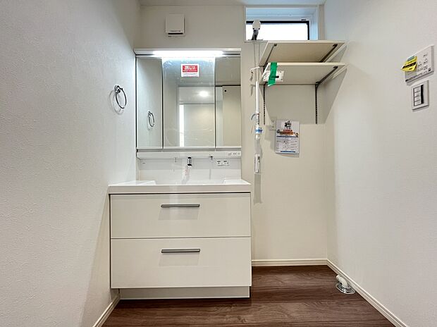 【洗面台　B号棟現地写真】■リクシル　「EV」。洗面器一体型カウンターでつぎ目などの凹凸がなく汚れもさっとひと拭き。また節水と省エネ性にすぐれた上から水のでるキレイアップ水栓