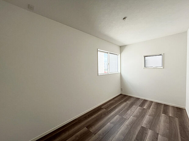 【洋室　B号棟現地写真】■洋室にはそれぞれクローゼットを設け、十分な収納スペースをつくることで美しい空間づくりの手助けをします。