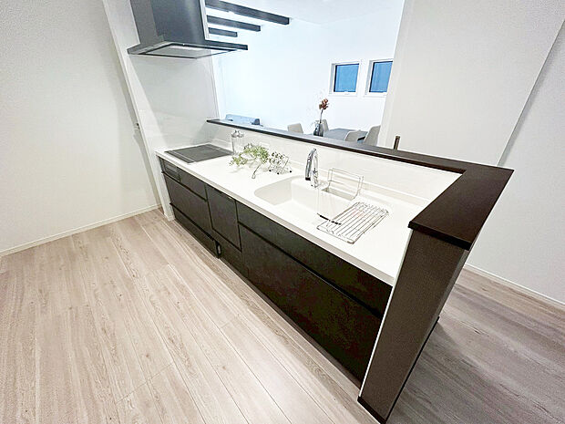 【キッチン　B号棟】■リクシル　システムキッチン「ES」洗練されたデザインと優れた使いやすさ。最新機能も多彩に備えた、システムキッチン。暮らしの中心として、家族が自然と集まる空間が実現