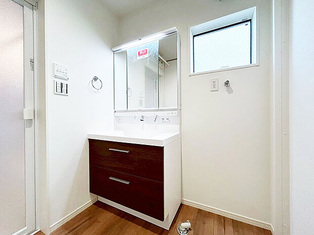 【洗面　A号棟】■リクシル　「EV」。洗面器一体型カウンターでつぎ目などの凹凸がなく汚れもさっとひと拭き。節水と省エネ性にすぐれた上から水のでるキレイアップ水栓。