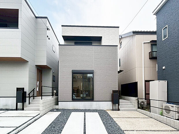 【外観写真　B号棟】■ホワイトベースにタイル調のグレー外壁を組み合わせ上品な外観