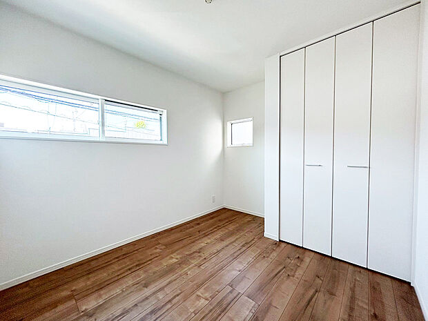 【洋室　A号棟】■子ども部屋にも広々クローゼット
■埃やゴミが溜まらない吊り戸を採用