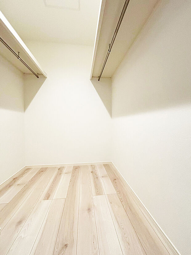 【ウォークインクローゼット　C号棟】■余分なものを置かずにすみ、寝室内がスッキリするウォークインクローゼット
■ハンガーパイプ付きの枕棚を設置