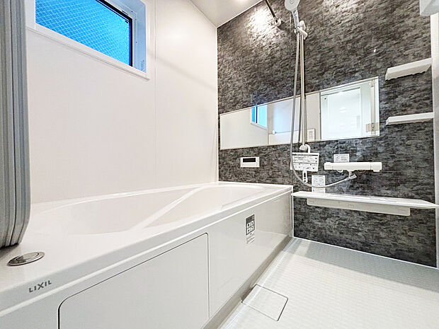 【浴室　C号棟】■ヒートショック対策、梅雨・花粉時期の洗濯物の乾燥に活躍する浴室暖房乾燥機付き。
■4時間以上経っても湯温低下はわずか2.5℃。
■浴槽保温材と保温組フタでさらに保温が長持ちサーモバス。