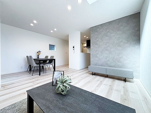 【リビング　C号棟】■南向きのリビングには心地いい日差しが差し込みます