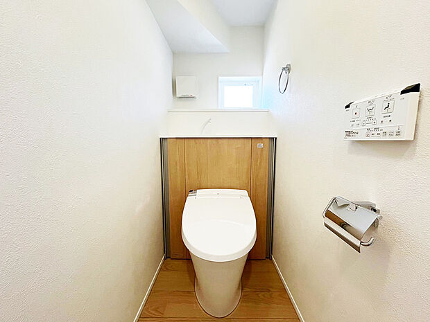 【トイレ 同仕様写真】■INAX 「ベーシアピタ フチレス」。汚れにくくお掃除のしやすいフチレス形状の便器を採用することで少ない水でもしっかり汚れを洗い流し、清潔でデザイン性のある空間を実現します。