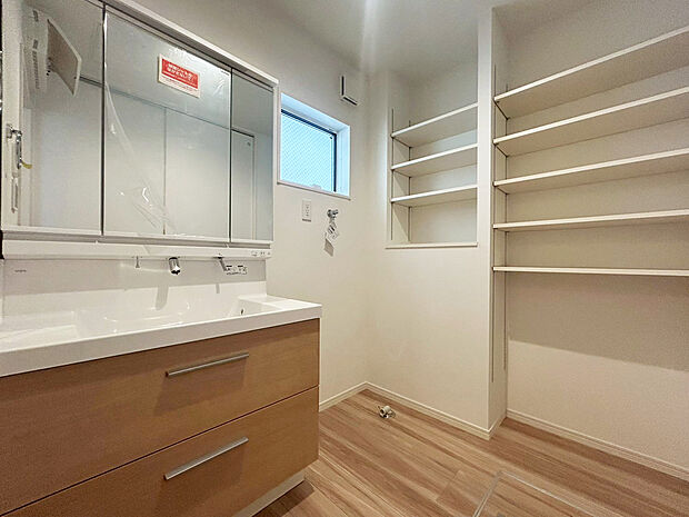 【洗面　D号棟現地写真】■リクシル　「EV」。洗面器一体型カウンターでつぎ目などの凹凸がなく汚れもさっとひと拭き。また節水と省エネ性にすぐれた上から水のでるキレイアップ水栓。