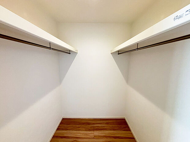 【ウォークインクローゼット　D号棟】■衣類の収納だけでなく、布団等の様々なものが収納可能