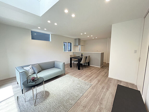 【リビング B号棟現地写真】■LDK部分には、光をいれるための独立した吹抜けにより開放感もございます。