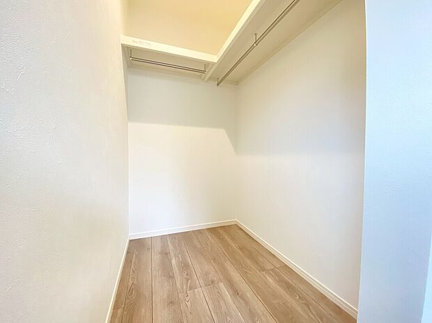 【WIC B号棟現地写真】■ゴルフバックやキャリーケースなど、大きなものの収納場所にも困りません。季節の家電や、布団、衣替えの衣類なども収納することができます。