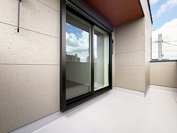 【バルコニー　E号棟】■奥行きのあるバルコニー
■洗濯物が良く乾きます