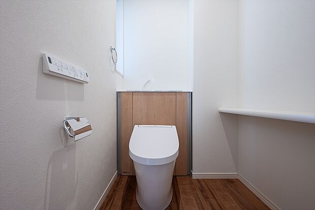 【トイレ　B号棟　同仕様写真】■INAX　「ベーシアピタ フチレス」。汚れにくくお掃除のしやすいフチレス形状の便器を採用することで少ない水でもしっかり汚れを洗い流し、清潔でデザイン性のある空間を実現します。
