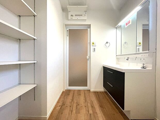 【洗面　B号棟　同仕様写真】■リクシル　「EV」。洗面器一体型カウンターでつぎ目などの凹凸がなく汚れもさっとひと拭き。また節水と省エネ性にすぐれた上から水のでるキレイアップ水栓
