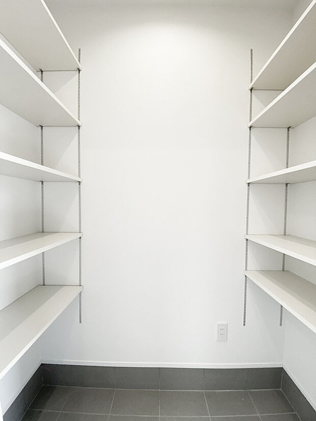 【土間収納　B号棟　同仕様写真】■玄関横の土間収納にはお子様の外遊びの道具やベビーカー、ゴルフバッグもそのまま収納することが可能。