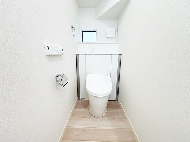 【トイレ】■ほこりが溜まりやすいタンク後ろの部分をキャビネットで隠したデザイン。
■左右の収納スペースにトイレットペーパーや掃除道具を収納。
■キズ・汚れ・菌に強いハイパーセラミック。