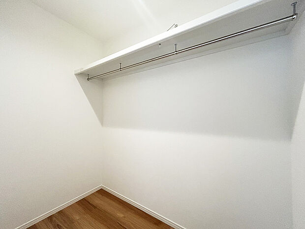 【WIC　現地写真】大容量のウォークインクローゼットが主寝室にあるため、たくさんの服をお持ちの方もしっかり収納できます。さらに棚もついており、たくさん収納できるので、お部屋がスッキリです。
