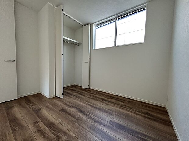 【洋室　H号棟】■子ども部屋にも広々クローゼット。吊りレールで開閉がスムーズにおこなえます。