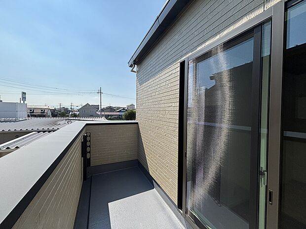 【バルコニー　E号棟】■洗濯物が良く乾く南向きです。